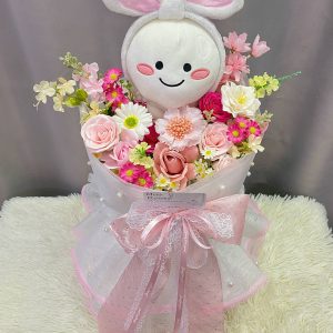 VC18 -  Bee Mine Forever ~ Crochet Flower 针织花
